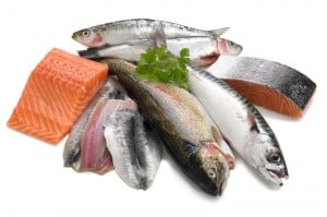 Peixes oleosos como atum, truta, salmão, sardinha e anchova