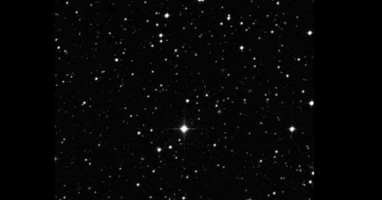 A gêmea solar HIP 68468 no centro da imagem. The STScI Digitized Sky Survey.
