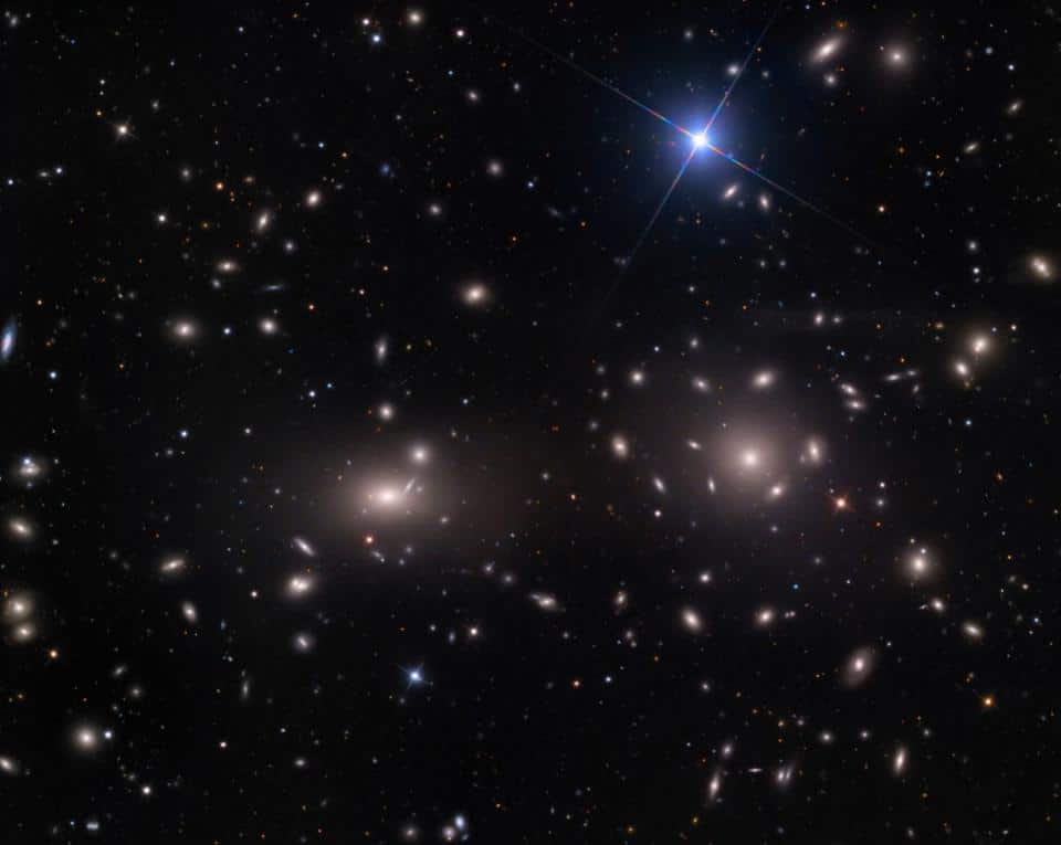 As duas galáxias brilhantes e grandes no centro do superaglomerado de Coma, NGC 4889 (esquerda) e a ligeiramente menor NGC 4874 (à direita); cada uma com mais de um milhão de anos-luz de dimensão. Mas as galáxias ao redor, que se deslocam rapidamente, apontam para a existência de um grande halo de matéria escura em todo o aglomerado. (Crédito da imagem: Adam Block/Mount Lemmon SkyCenter/Universidade do Arizona)
