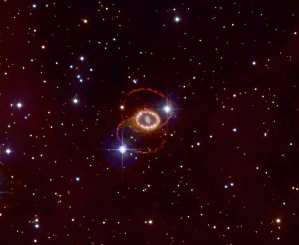 O remanescente da supernova 1987a, localizado na Grande Nuvem de Magalhães, a cerca de 165.000 anos-luz de distância. Foi a supernova observada mais próxima da Terra em mais de três séculos. (Créditos: Noel Carboni & NASA/ESO/ESA)