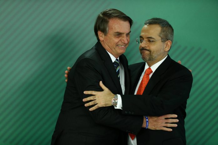 Bolsonaro e Abraham, ministro da Educação, atacam novamente a educação pública brasileira. A vítima da vez é a educação básica - Foto: Pedro Ladeira/Folhapress