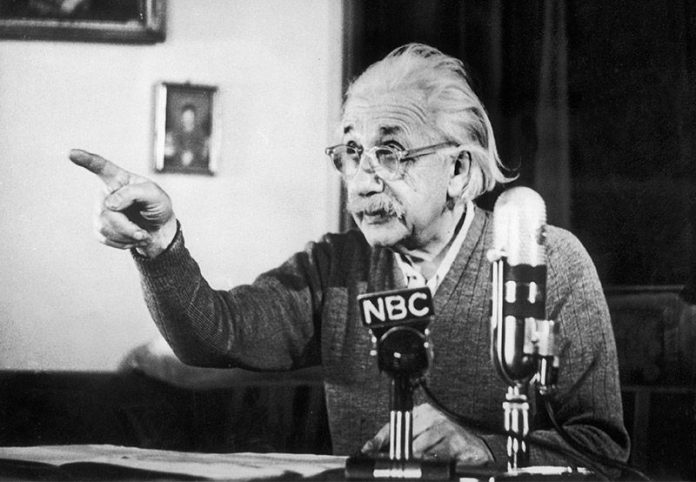 albert-einstein-politica