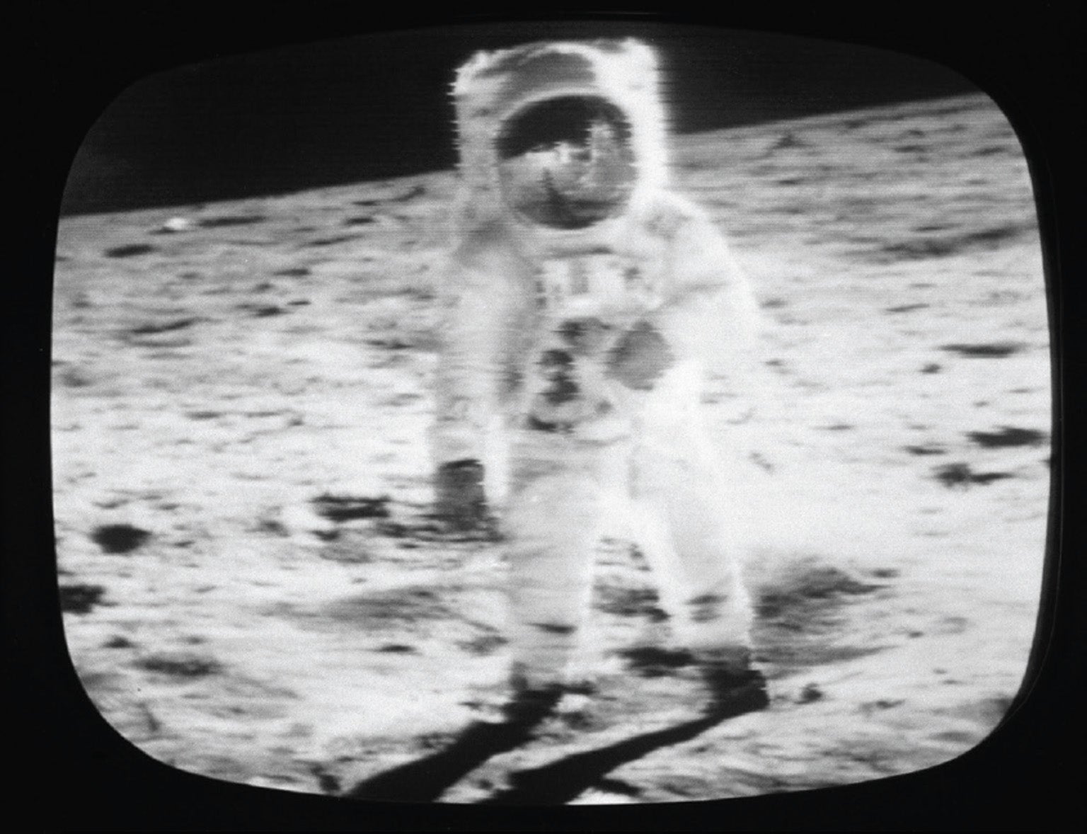 Человек который впервые оказался на поверхности луны. Человек на Луне фото 1969.