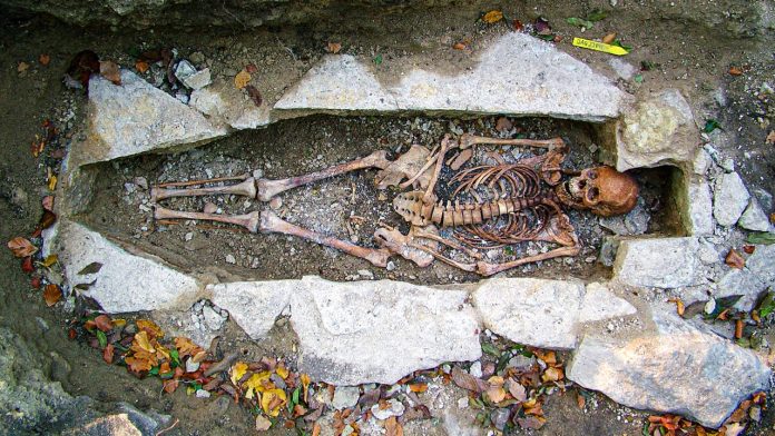 ca_0918NID_Skeleton_Kata_Viking_Burial_JH_online