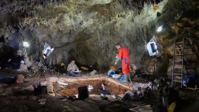 caverna-estatuas-neandertais