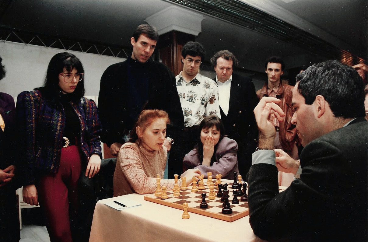 Beth Harmon & Judit Polgar, juntas. 