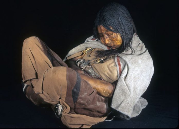mumia-inca-criança