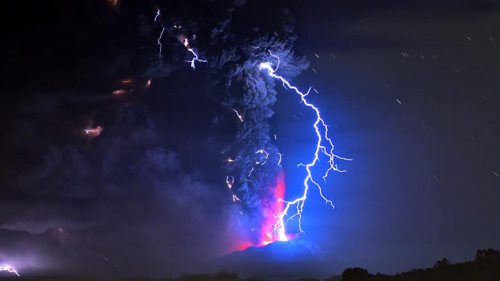 Erupções vulcânicas podem gerar muitos raios. Esses raios dividem as moléculas de nitrogênio no ar, permitindo que os átomos de nitrogênio reajam com outros elementos para formar compostos que os organismos vivos possam usar. (Martin Bernetti/AFP via Getty Images)