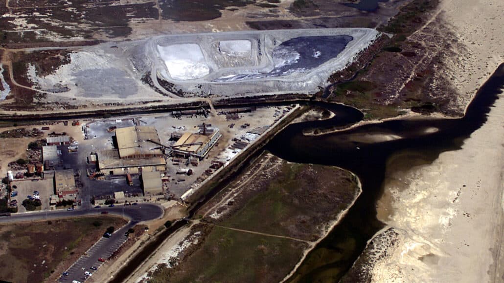 O local da Halaco Engineering Company, em Oxnard, Califórnia, é um dos centenas de locais do Superfund nas costas dos Estados Unidos, onde o aumento das águas subterrâneas pode espalhar a poluição para as comunidades próximas – Foto: Reprodução / Steve Osman / Los Angeles Times via Getty Images
