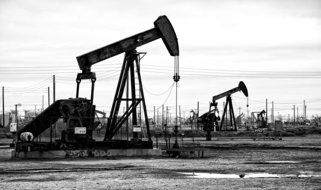 Plataformas de petróleo em Kern County, Califórnia. (Wirestock/iStock/Getty Images)