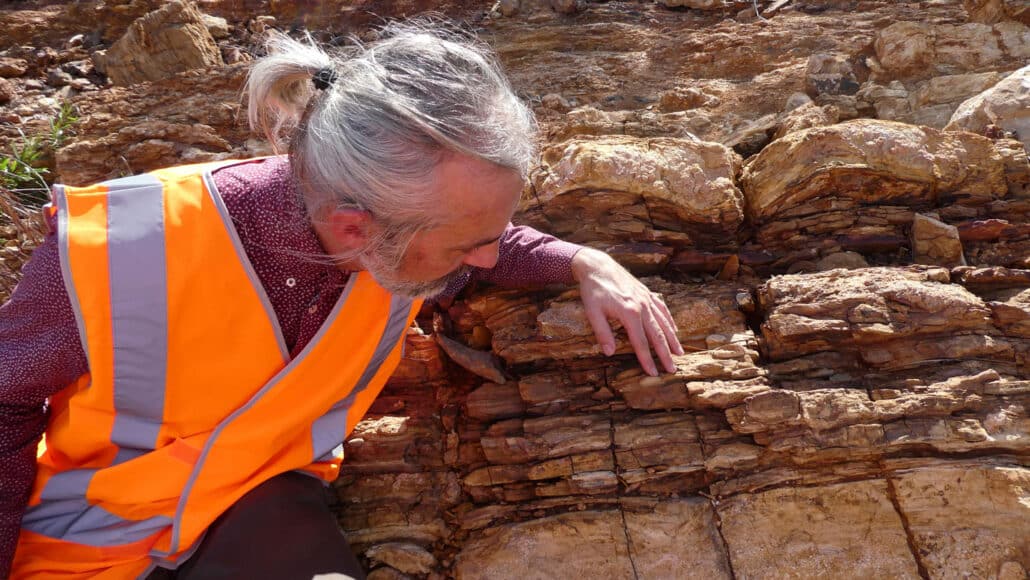 O geoquímico Jochen Brocks e seus colegas relatam que descobriram as primeiras pegadas moleculares de eucariontes, datadas de 1,6 bilhão de anos, nesta formação rochosa de Barney Creek, no norte da Austrália. UNIVERSIDADE NACIONAL AUSTRALIANA