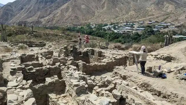 Sítio arqueológico no Peru
