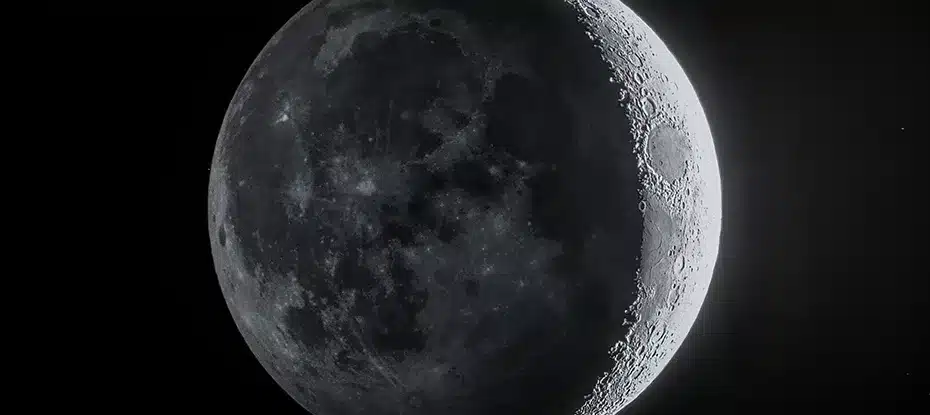Uma misteriosa força oculta está gerando água na lua