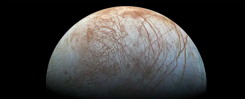 Há uma fonte misteriosa de carbono na superfície da lua Europa de Júpiter