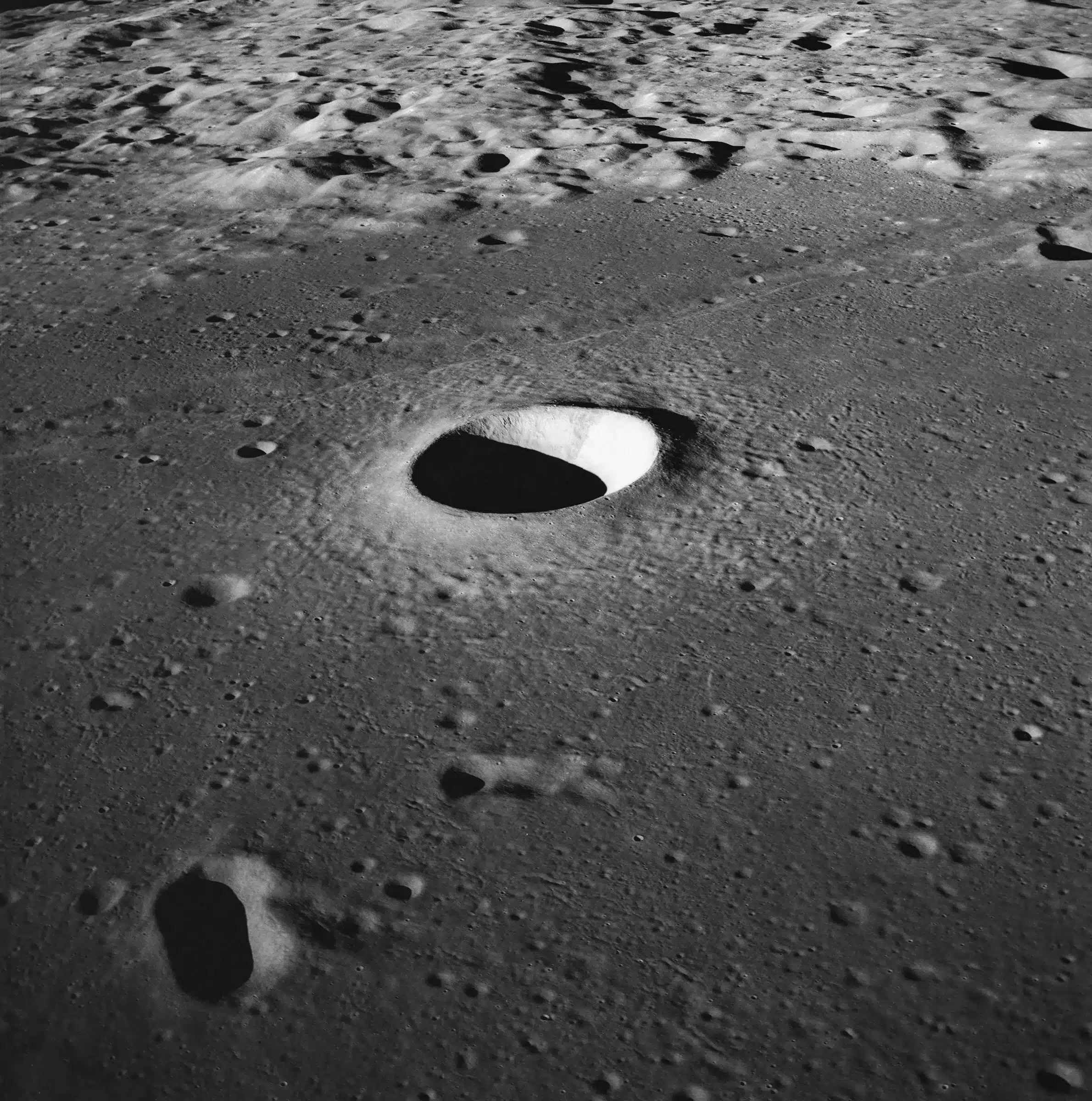 Большой кратер луны. Мольтке (лунный кратер). Кратеры на Луне. Посидоний (лунный кратер). Лунный кратер Торричелли.