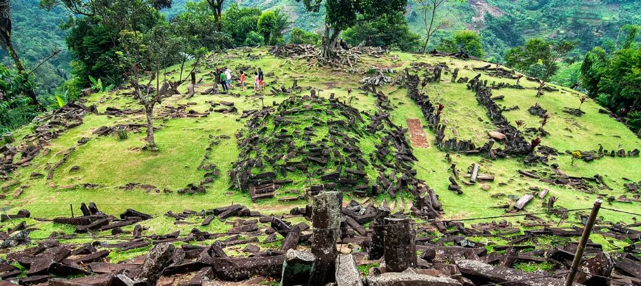 Pirâmide gigante enterrada na Indonésia pode ser a mais antiga do mundo