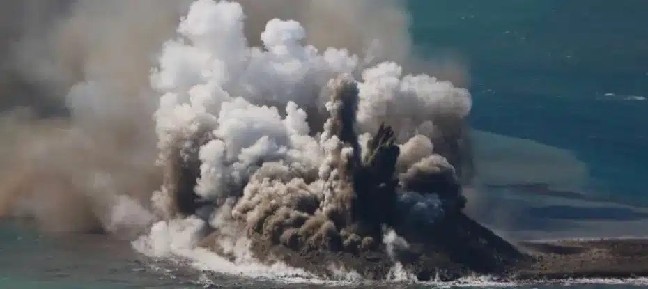 Nova ilha emerge no Japão após poderosa erupção de vulcão subaquático