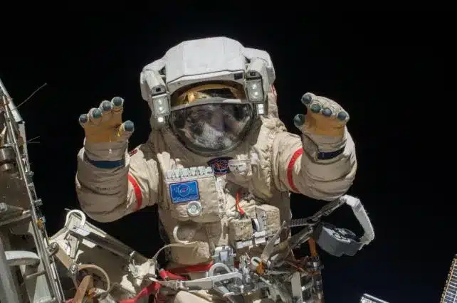caminhada espacial de um cosmonauta