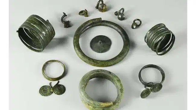 Um tesouro de joias da Idade do Bronze descoberto na Polônia fazia parte de um antigo ritual