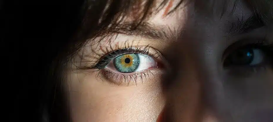 A cor dos seus olhos pode realmente afetar sua capacidade de leitura