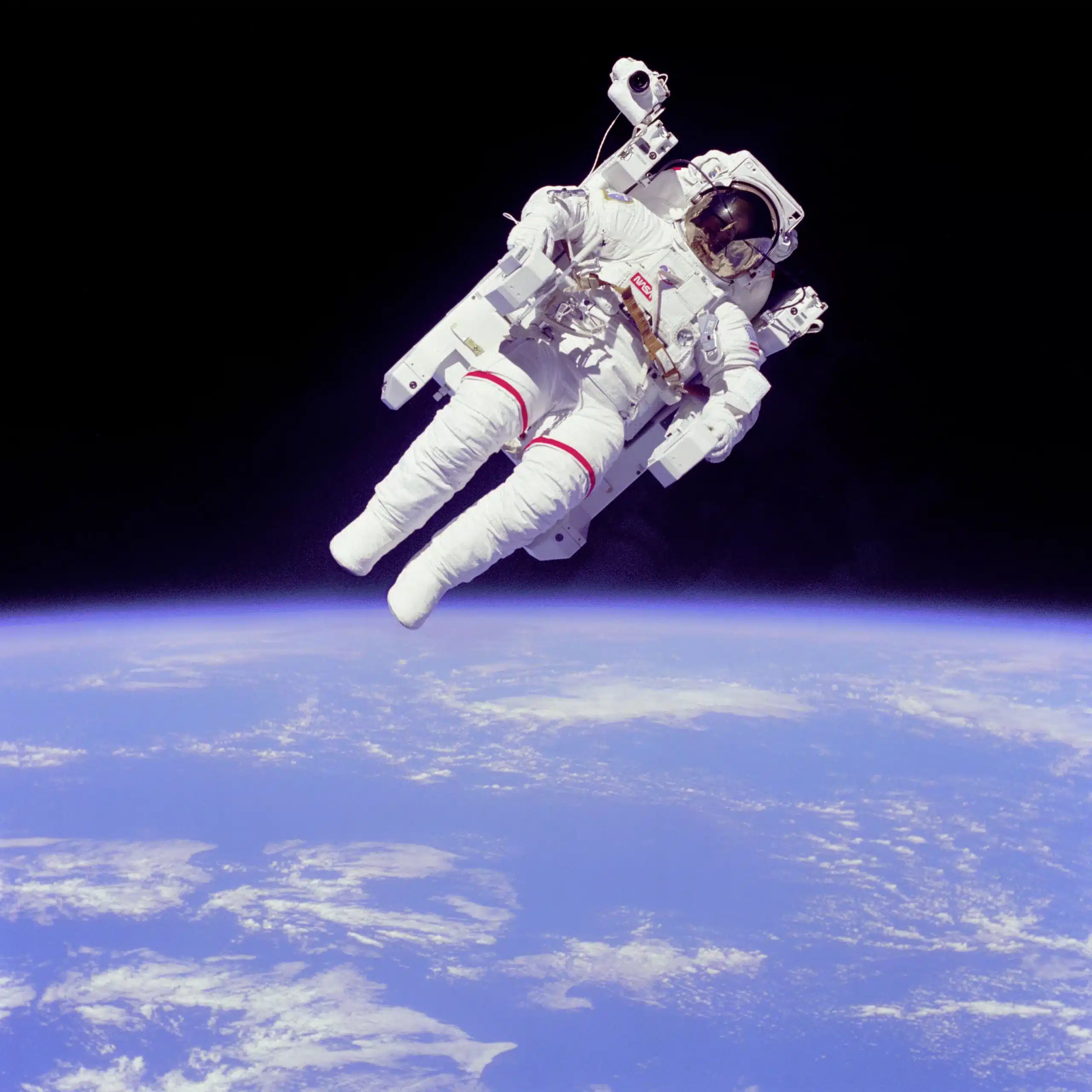 Los astronautas pueden navegar en el espacio.