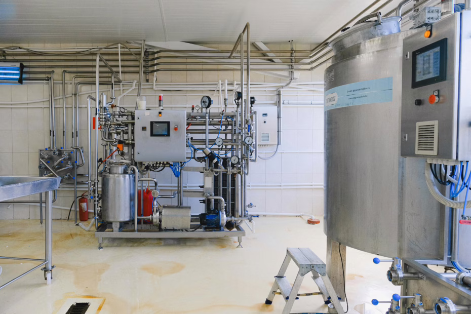 Máquina industrial em fábrica, representando a relação entre tecnologia e indústria